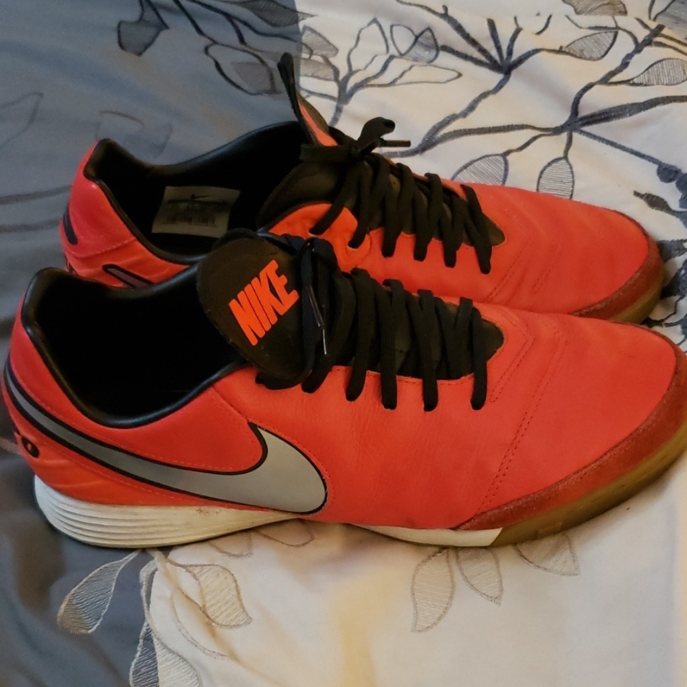 Tempo indoor shoes